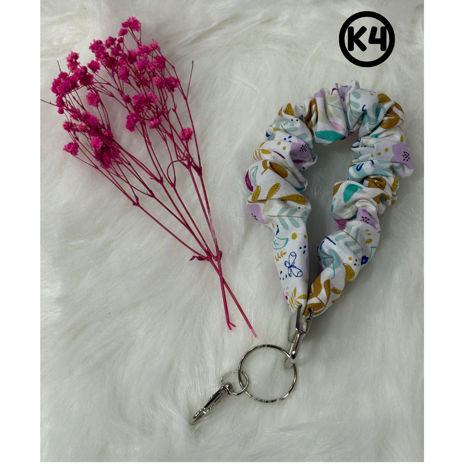 #K4 Scrunchie Keychain / Floral white