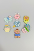 Small bag with 4 assorted pins to decorate your lanyard.